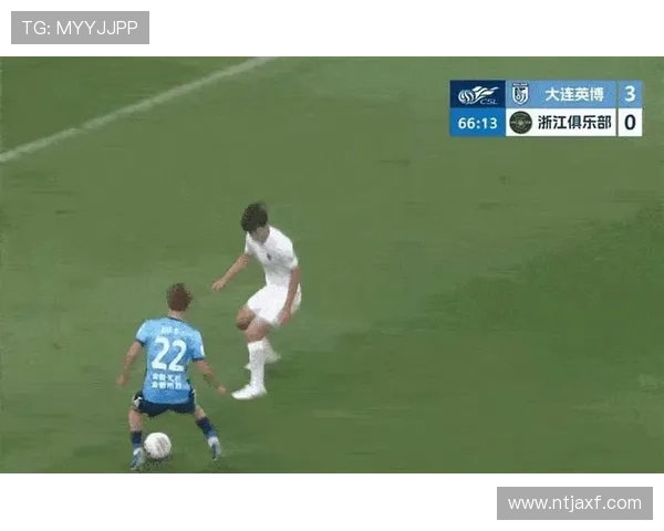 门将致命失误自摆乌龙 对手轻松进球